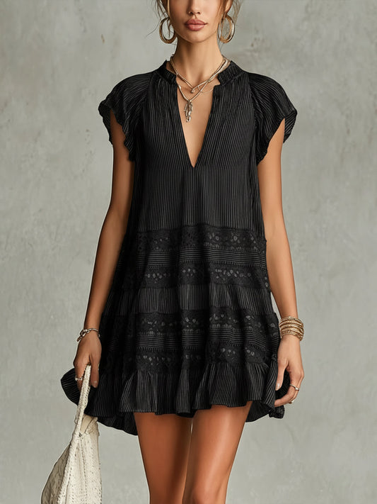 Vestito corto in chiffon a righe nere, con bordo in pizzo e volant